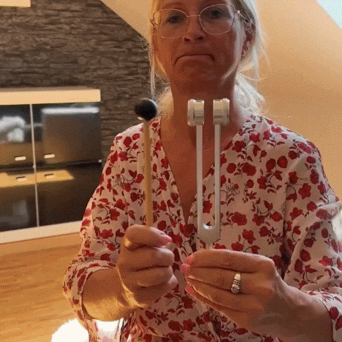 HERO: 6–10 sek loop. Linda vid köksbordet i morgonljus med en kopp kaffe. Hon slår an gaffeln, lägger den mot bröstbenet och axlarna sjunker.