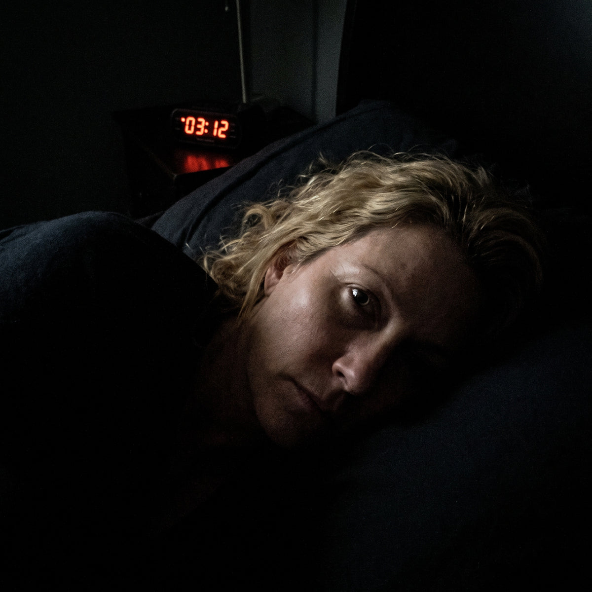 Malin i sovrummet, klockan visar 03:12