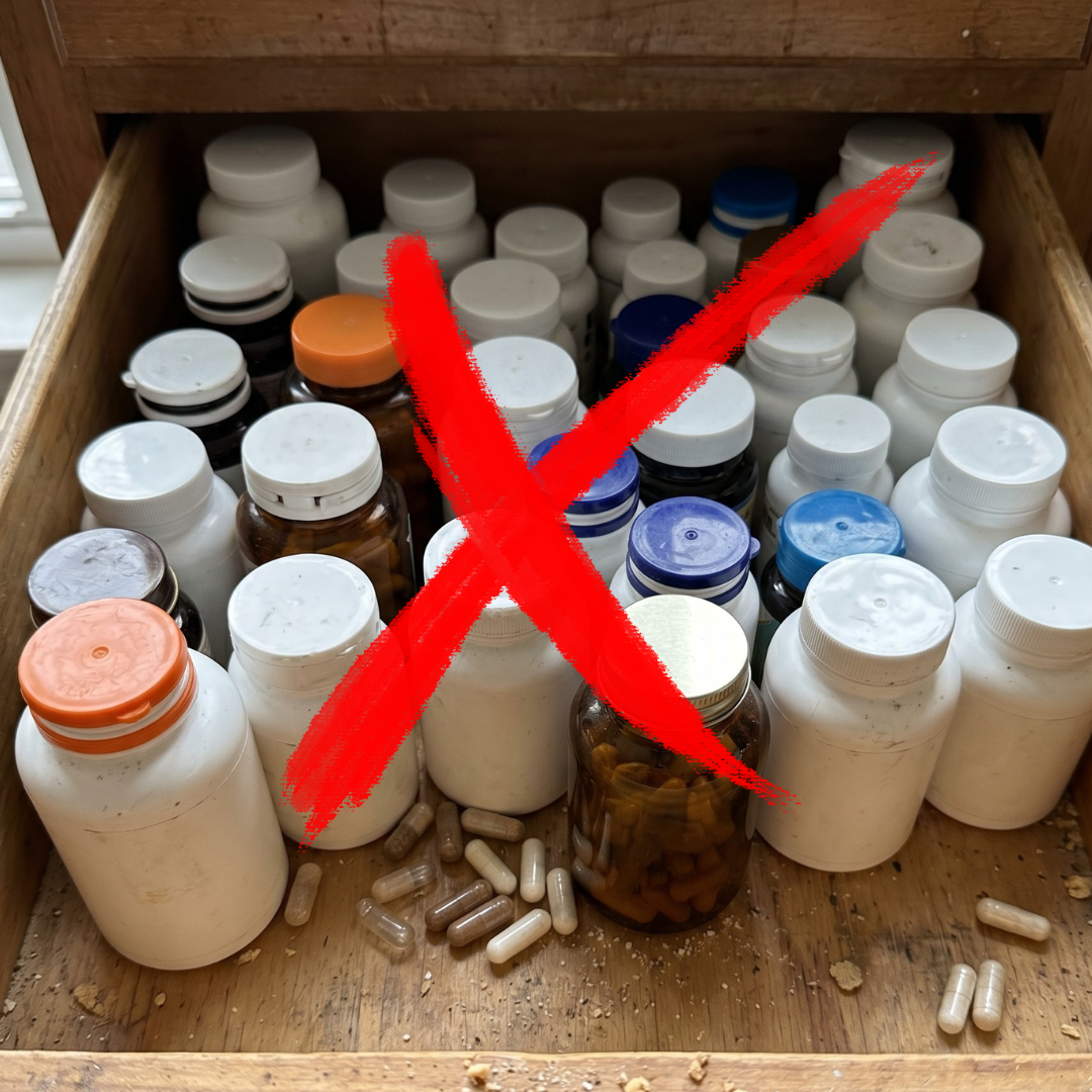 Burkar med melatonin och magnesium på ett köksbord