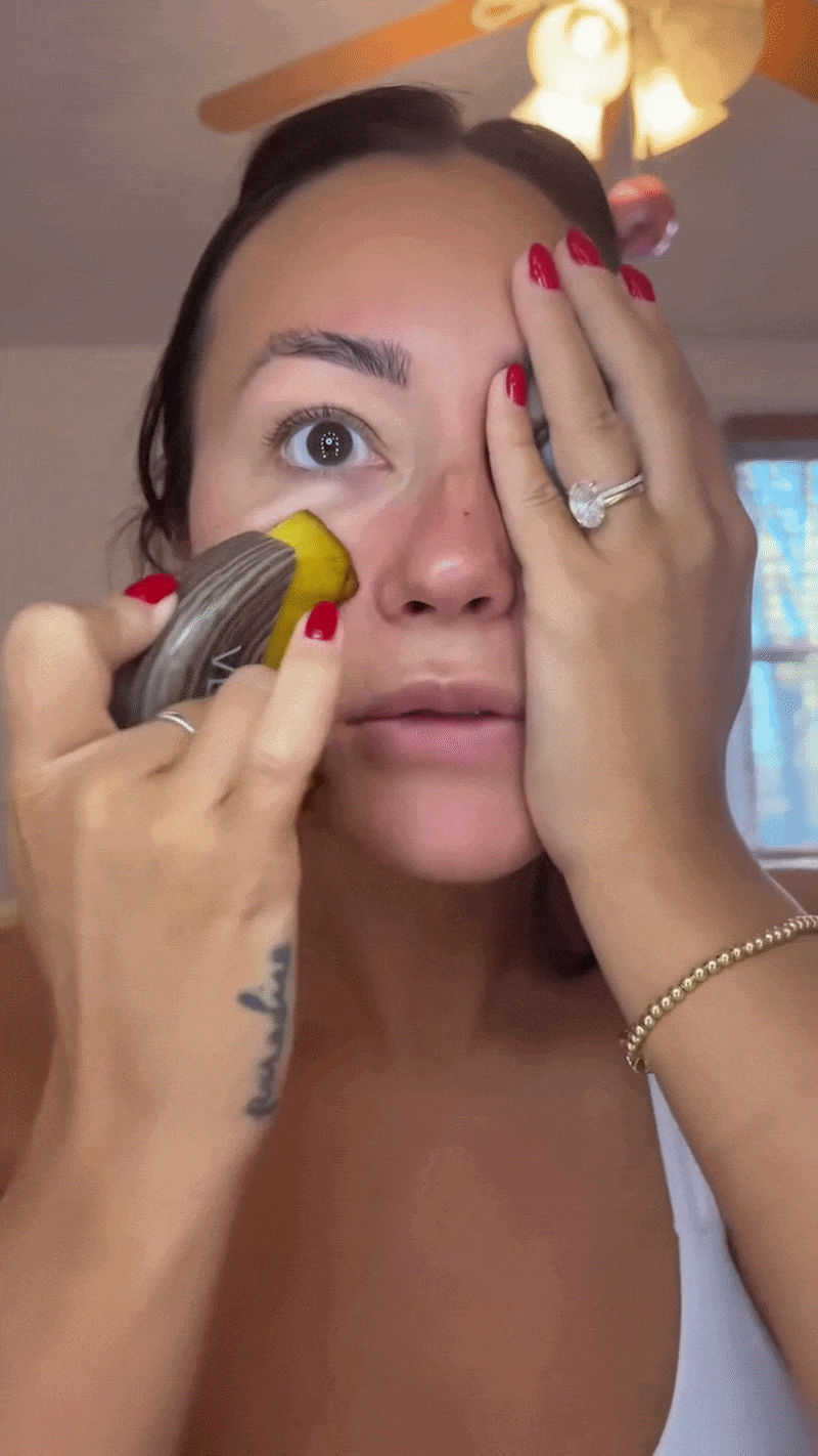 Kvinna i badrum, morgonljus, ingen makeup