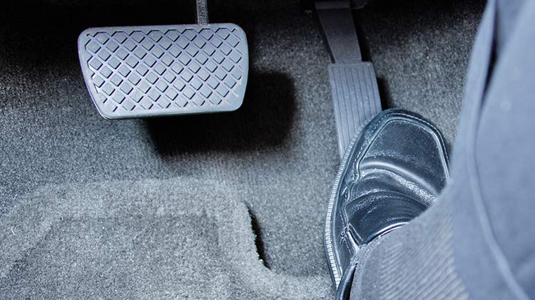 Bil med fastnad gaspedal — liknelsen om kroppen som inte saktar ner